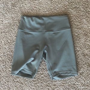Lululemon Wunder Train High-Rise Short 8”